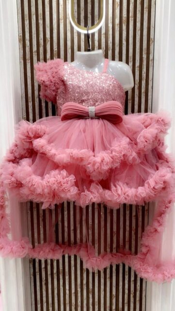 This dress is pure princess magic ✨

A dreamy blush pink party dress featuring a sparkling sequin bodice, elegant one-shoulder ruffle detail, and a voluminous layered tulle skirt finished with soft frills. The statement bow at the waist adds that perfect touch of charm, making it ideal for birthdays, photoshoots, weddings, and special occasions.

💖 Soft, fluffy & comfortable
💖 Eye-catching sparkle top
💖 Premium partywear look

💰 Flat Price: $60

📏 Sizes Available:
• 6 months – 1 year
• 1 – 2 years
• 2 – 3 years
• 3 – 4 years
• 4 – 5 years

Limited pieces – grab this stunning outfit before it’s gone! 🎀#unbeatableprices✔️ #littlefashionista #thelittlewardrobe #shippingworldwide✈️🌎 #kidsfashion